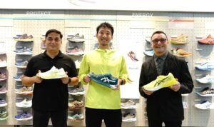 Gambar 2. Siddhart Bansali, Vice President of Mitra Adi Perkasa Active bersama dengan Sota Fukushima President Director ASICS Indonesia dan Nicholas Jones, Vice President Director of MAP-min